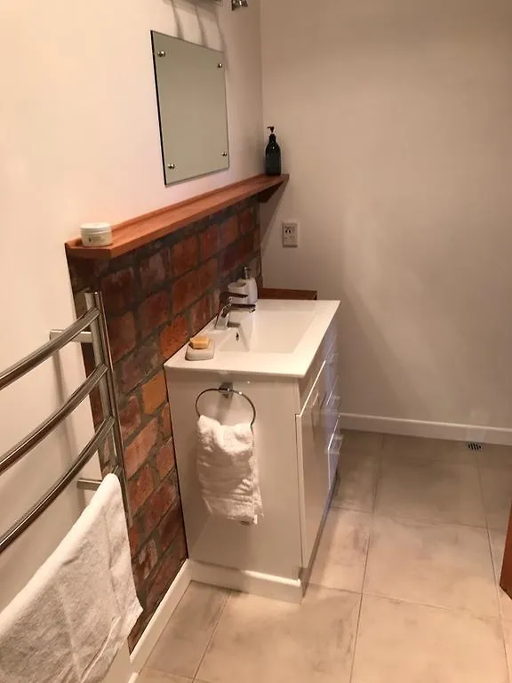 Private, Comfortable Studio. Wellington Guest house